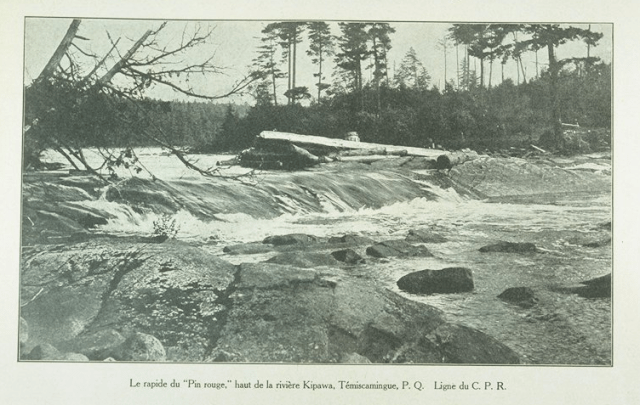 Le rapide du Pin Rouge haut de la rivière Kipawa, Témiscamingue, P.Q., ligne du C.P.R. L'album universel, Vol. 23, no. 1160, pp. 353 (21 juillet 1906)